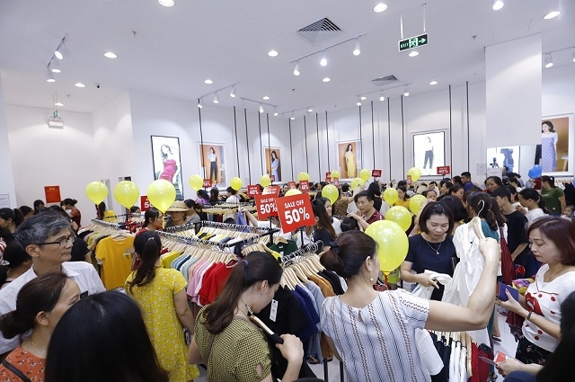 Các chương trình khuyến mại ưu đãi đã mang tới cơ hội shopping “cực đã” khiến các chị em phụ nữ “thả ga” mua sắm