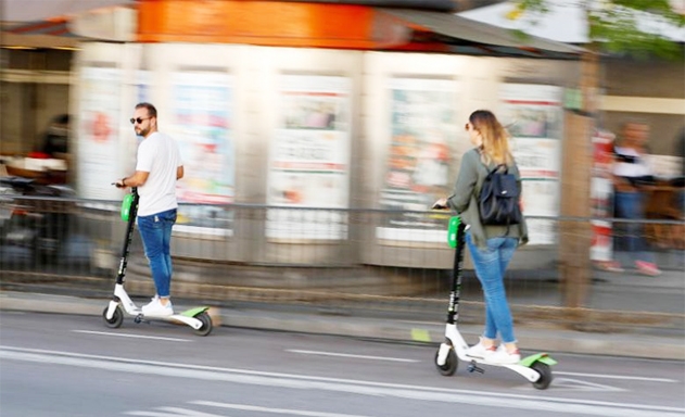 Ngày càng nhiều người trẻ ở các thành phố lớn châu Âu chuộng xe scooter điện