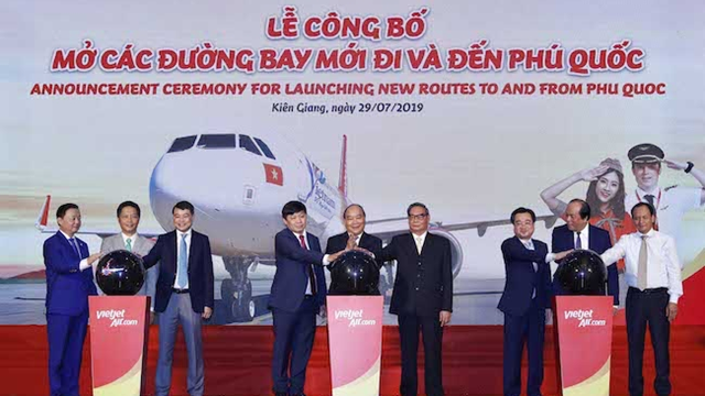 Dưới sự chứng kiến của Thủ tướng Chính phủ Nguyễn Xuân Phúc, Vietjet Air đã công bố kế hoạch khai thác 6 đường bay đến và đi Phú Quốc sáng 29/7, tại Rạch Giá ( Ảnh: Vietjet Air)