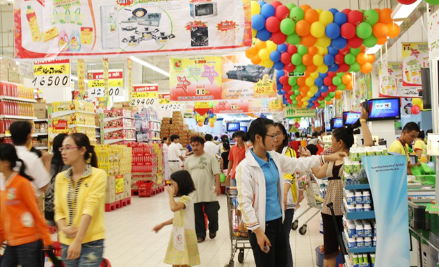 Người tiêu dụng mua sắm tại các gian hàng Tháng khuyến mãi Hà Nội 2018