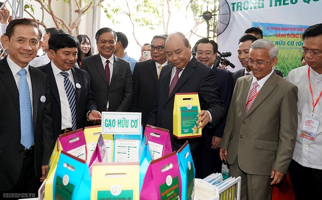 Thủ tướng thăm khu trưng bày nông sản tỉnh Kiên Giang