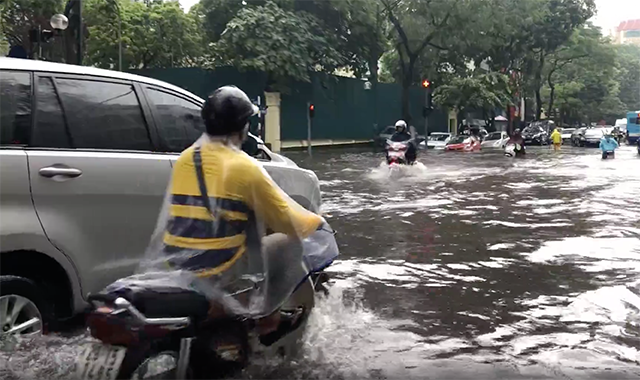 Ngập úng cao tại các tuyến phố