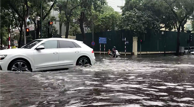 Đợt mưa gây ngập úng cho nhiều tuyến phố.