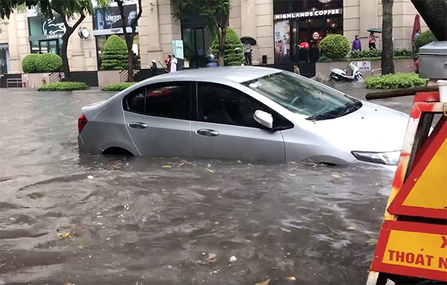 Nhiều tuyến phố nội thành ngập từ 0,3m đến 0,5m.