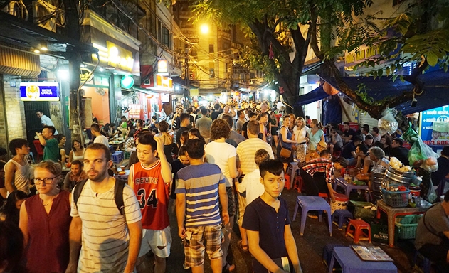 Nhiều du khách nước ngoài thích khám phá Hà Nội về đêm nhưng thiếu sản phẩm đi kèm khiến du khách khó “móc hầu bao”