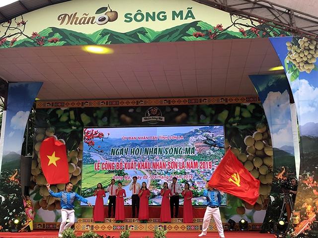 Biểu diễn nghệ thuật chào mừng Ngày hội Nhãn Sông Mã.