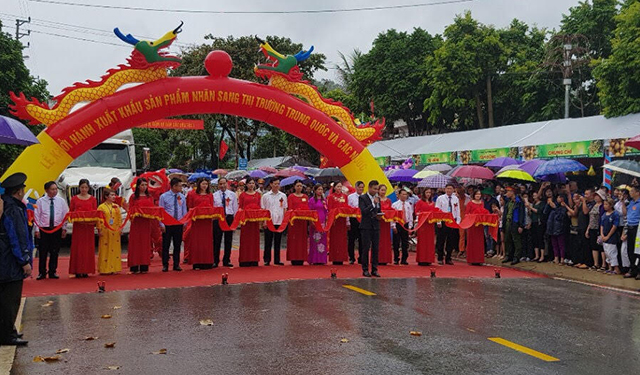 Cắt băng khởi hành xuất khẩu sản phẩm sang thị trường Trung Quốc và các nước.