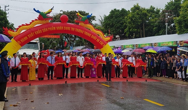 Cắt băng khởi hành xuất khẩu sản phẩm sang thị trường Trung Quốc và các nước.