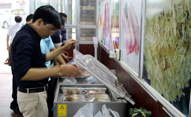 Khách mua hàng tại điểm bán thịt lợn của HTX