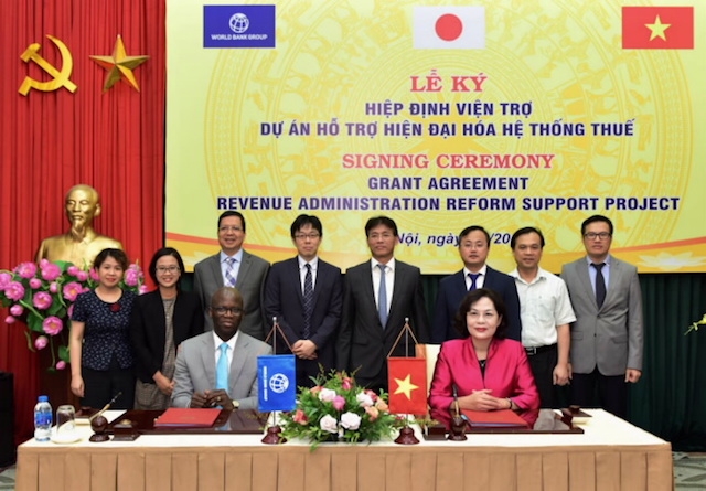 Đại diện Việt Nam và các đối tác tại lễ ký kết (Ảnh: NHNN)