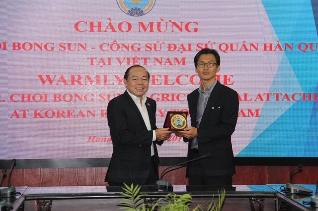 Chủ tịch Liên minh HTX Việt Nam Nguyễn Ngọc Bảo tặng logo của Liên minh cho Công sứ Đại sứ quán Hàn Quốc