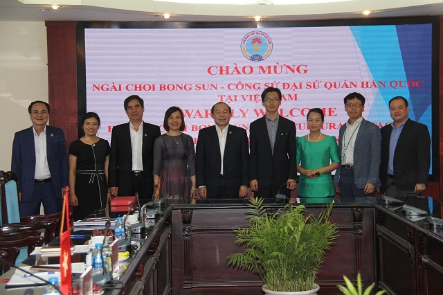 Hai bên chụp ảnh lưu niệm