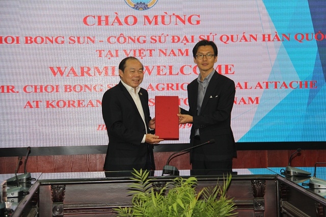 Ông Choi Bong Sun - Công sứ Đại sứ quán Hàn Quốc tại Việt Nam tặng sản phẩm đặc hữu của Hàn Quốc cho Chủ tịch Liên minh HTX Việt Nam Nguyễn Ngọc Bảo
