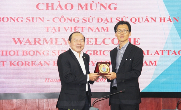 Chủ tịch Nguyễn Ngọc Bảo tặng logo của Liên minh HTX Việt Nam cho Công sứ Đại sứ quán Hàn Quốc Choi Bong Sun