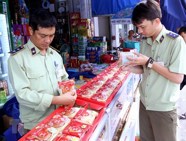 Quản lý thị trường tổng kiểm tra thị trường bánh Trung thu (Ảnh: Internet)