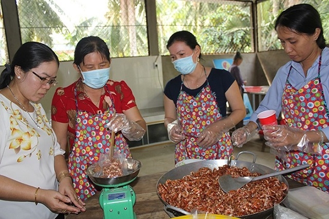 Tép rang nước cốt dừa thành phẩm được bán với giá 300 ngàn đồng/kg