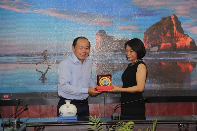 Chủ tịch Nguyễn Ngọc Bảo tặng logo của VCA cho lãnh đạo siêu thị BigC