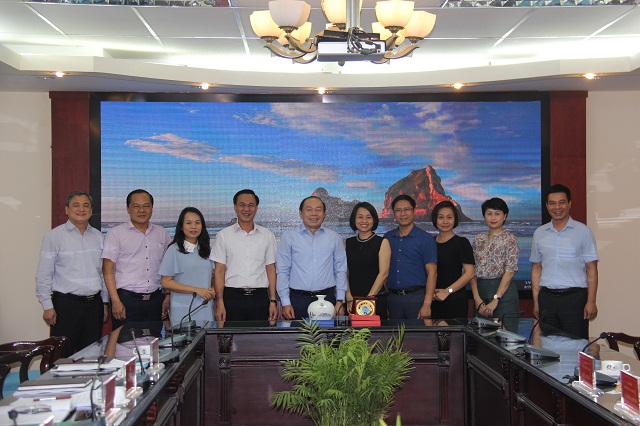 Hai bên chụp ảnh lưu niệm