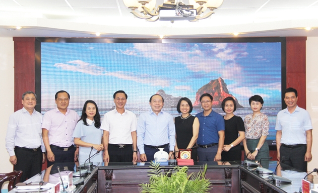 Lãnh đạo hai cơ quan chụp ảnh lưu niệm sau buổi làm việc