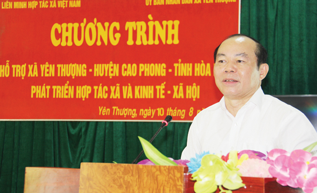 Chủ tịch Nguyễn Ngọc Bảo phát biểu trong buổi làm việc tại xã Yên Thượng, huyện Cao Phong