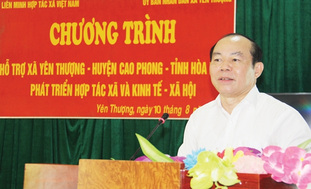 Chủ tịch Nguyễn Ngọc Bảo phát biểu trong buổi làm việc tại xã Yên Thượng, huyện Cao Phong