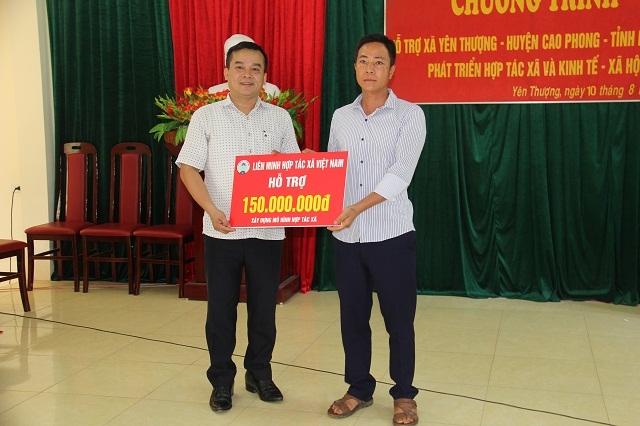 Ông Nguyễn Đình Long - Tổng Giám đốc Trung tâm Các chương trình Kinh tế - Xã hội trao tặng kinh phí hỗ trợ xây dựng mô hình HTX