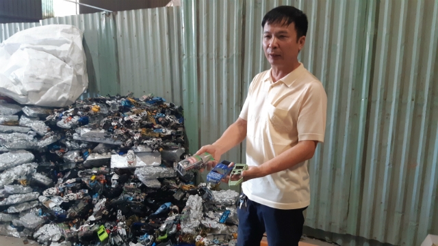 Theo ông Thanh, khi nấu lại những lô hàng vỏ ô tô lỗi sẽ có mùi