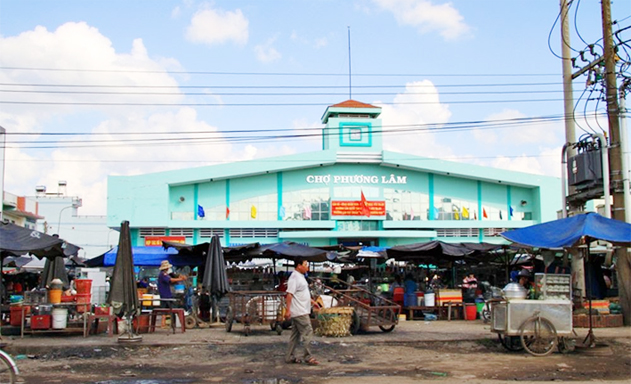 Chợ Phương Lâm là nơi mua sắm chủ yếu của người dân địa phương