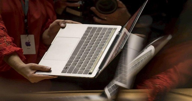 Cơ quan Hàng không Liên bang Mỹ ngày 13/8 đã cấm hành khách mang theo một số máy tính xách tay MacBook Pro lên máy bay.(Ảnh Internet)