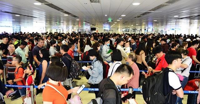 Mở bán vé máy bay Tết sớm 1 tháng so với năm trước, các hãng hàng không Việt cũng đưa ra mức giá nhỉnh hơn đôi chút so với cùng kỳ. Chặng TP.HCM - Hà Nội phổ biến ở mức 7 triệu.(Ảnh Internet)