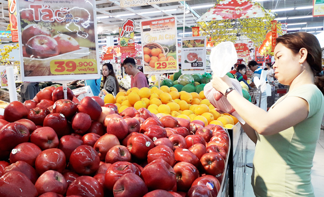 Trái cây nhập tràn ngập ở các siêu thị là thách thức lớn với trái cây Việt