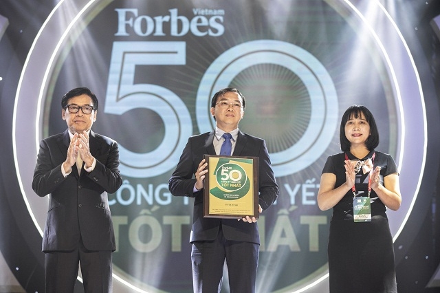 Ông Lê Thành Liêm – Giám đốc Điều hành Tài Chính Vinamilk nhận kỷ niệm chương của Forbes Việt Nam trong Lễ vinh danh “50 công ty niêm yết tốt nhất Việt Nam 2019”
