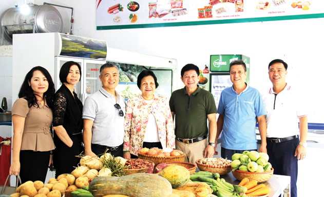 Bà Ba Huân, ông Hứa Ngọc Lâm và đoàn công tác chụp ảnh lưu niệm với đại diện HTX An Phát