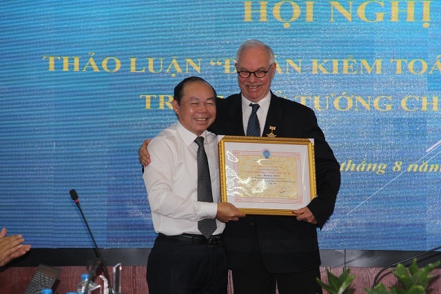 Chủ tịch Nguyễn Ngọc bảo tặng Kỷ niệm chương Vì sự nghiệp phát triển HTX cho Giám đốc Dự án DGRV tại Việt Nam Helmut Pabst
