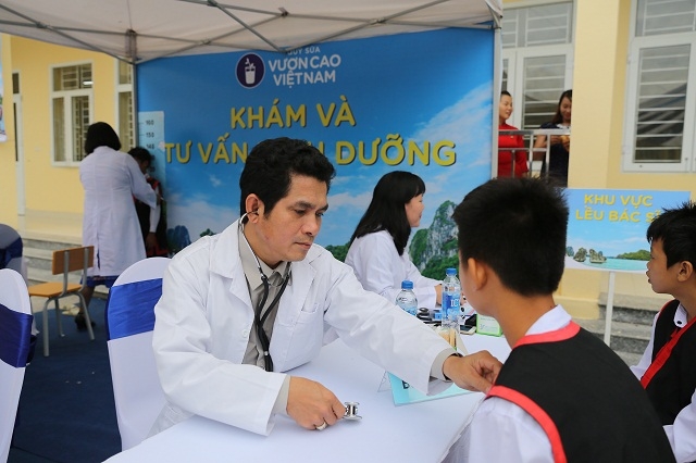 Các bác sĩ của Trung tâm Tư vấn Dinh dưỡng Vinamilk khám tư vấn dinh dưỡng cho các em học sinh tại chương trình