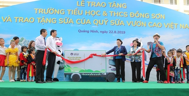 Chủ tịch Quốc hội Nguyễn Thị Kim Ngân cùng các đại biểu và Đại sứ chương trình - Nghệ sĩ Xuân Bắc thực hiện nghi thức mở xe sữa và trao tặng sữa của chương trình Quỹ sữa Vươn cao Việt Nam cho các em học sinh