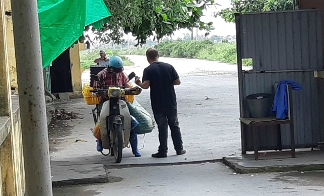 Nhân viên phà Dương Áo không mặc đồng phục, thu tiền không xé vé