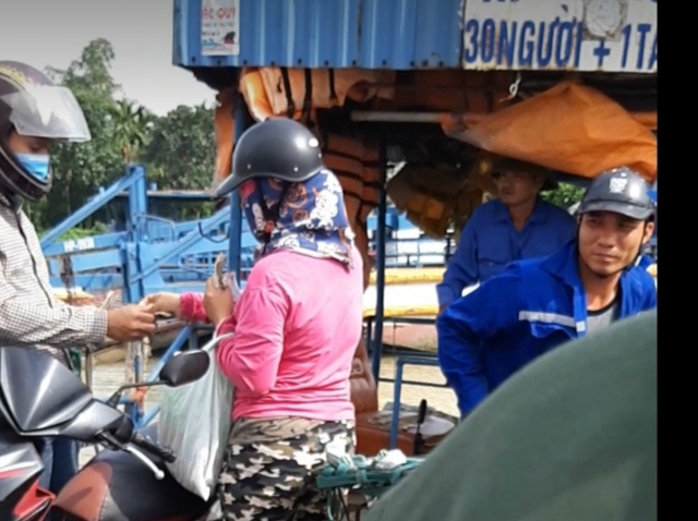 Chuyến phà nhỏ -đò máy do nhân viên phà Lại Xuân điều khiển thu tiền nhưng không xé vé
