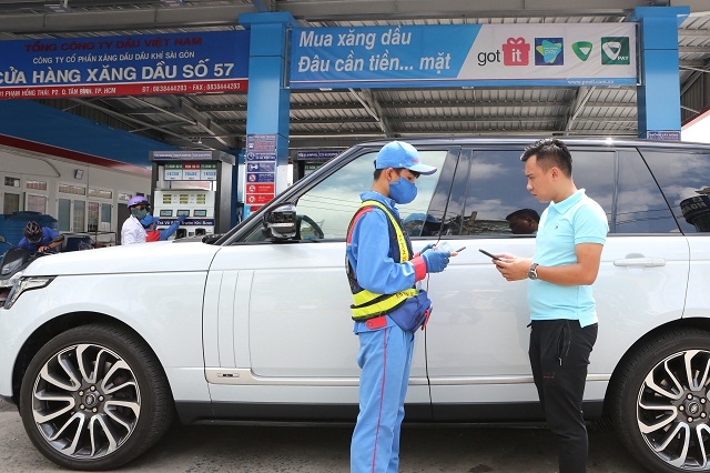Mua xăng dầu không cần tiền mặt