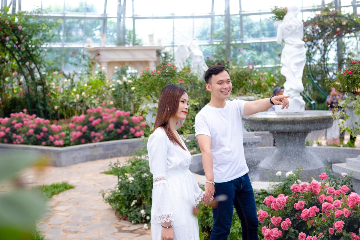 Nếu “nắm tay em đi khắp thế gian” có vẻ như quá xa xôi để thực hiện thì mùa thu này, “nắm tay em đi khắp vườn hồng” sẽ là hành trình tình yêu đáng có nhất, để tình cảm lứa đôi thêm mặn nồng tại thiên đường của những sứ giả tình yêu.