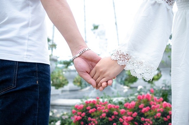 Mỗi đóa hoa tỏa hương khoe sắc, sẽ là một trong hàng nghìn nhân chứng vĩnh cữu cho tình yêu. Giữa muôn hoa, đôi lứa cũng có thể tránh xa những ưu phiền, mỏi mệt của cuộc sống. Không gian trữ tình, thanh bình của Vương quốc hoa hồng còn thật sự chắp cánh cho những lời yêu thương được bộc bạch một cách chân thành và ý nghĩa nhất.