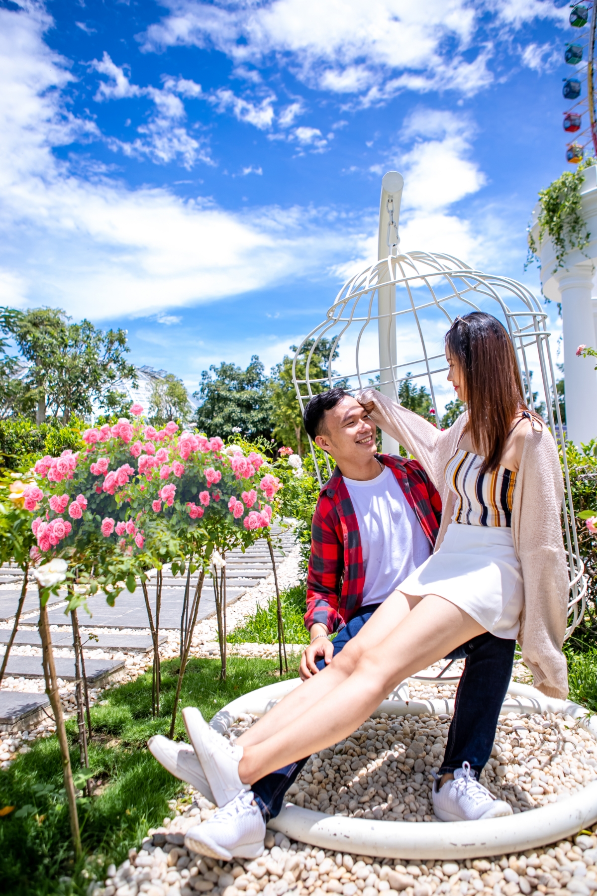 Giữa Vương quốc hoa hồng – Rose Kingdom, không cần thêm quá nhiều ngôn từ hoa mĩ, các cặp đôi chỉ việc thư thả tận hưởng hương sắc của loài hoa tình yêu, cùng lắng nghe nhịp đập con tim và chìm đắm trong không gian đẹp trong từng bước chân.