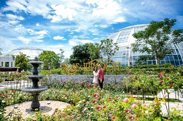 Muôn kiểu check-in tình nhân truyền thống Check in truyền thống chưa bao giờ là mốt lỗi thời giữa Vương quốc hoa hồng. Giữa vườn hoa rực rỡ, chỉ cần đôi tình nhân đứng bên nhau, bức ảnh đã toát lên chất “ngôn tình”.