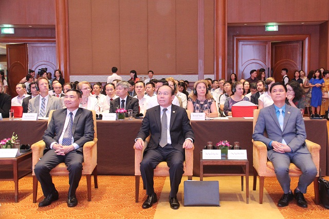 Chủ tịch Liên minh HTX Việt Nam Nguyễn Ngọc Bảo (ngồi giữa) và các đại biểu tham dự Lễ kỷ niệm