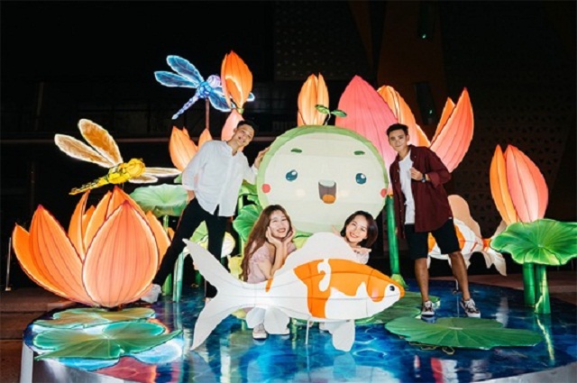 Đến Vincom trong tuần lễ Trung thu, khách hàng sẽ có cơ hội chiêm ngưỡng Vườn hoa đèn lồng khổng lồ đa sắc hoành tráng