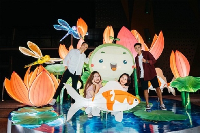 Đến Vincom trong tuần lễ Trung thu, khách hàng sẽ có cơ hội chiêm ngưỡng Vườn hoa đèn lồng khổng lồ đa sắc hoành tráng