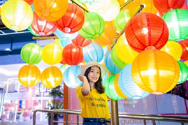 Với ánh đèn lồng rực rỡ, mỗi TTTM Vincom đều được hóa thân thành vùng đất tuyệt đẹp cho khách hàng khám phá và trải nghiệm