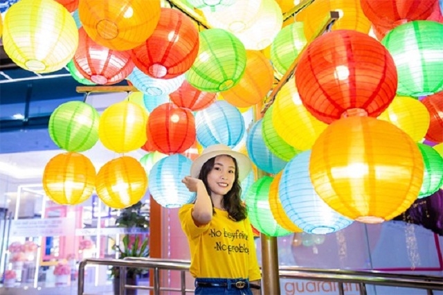 Với ánh đèn lồng rực rỡ, mỗi TTTM Vincom đều được hóa thân thành vùng đất tuyệt đẹp cho khách hàng khám phá và trải nghiệm