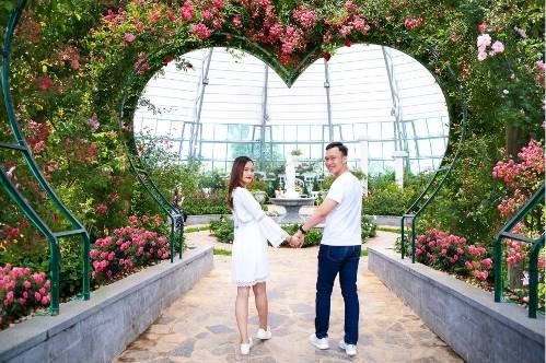 Chỉ mất 10 phút đi từ đất liền qua Đồi Vạn Hoa – Vinpearl Land Nha Trang, Vương quốc hoa hồng hiện lên như một xứ sở “Bulgari nhiệt đới” với hàng trăm loài hoa hồng cùng khoe hương tỏa sắc. Trong không gian lãng mạn, thật khó để các cặp đôi khoe những bộ ảnh tình cảm với muôn kiểu tạo ảnh khác nhau.