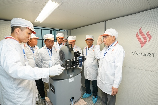 Phái đoàn Myanmar cũng ấn tượng với môi trường sản xuất được kiểm soát hoàn toàn về nhiệt độ, độ ẩm, kiểm soát phóng tĩnh điện cũng như độ sạch không khí để đảm bảo chất lượng cao nhất cho sản phẩm.